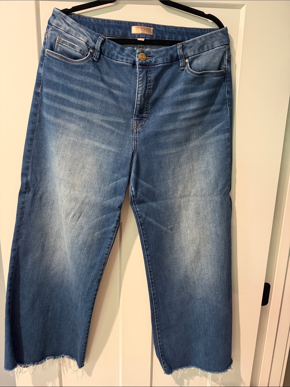 Kut from the Kloth Cropped Faded Blue Jeans
